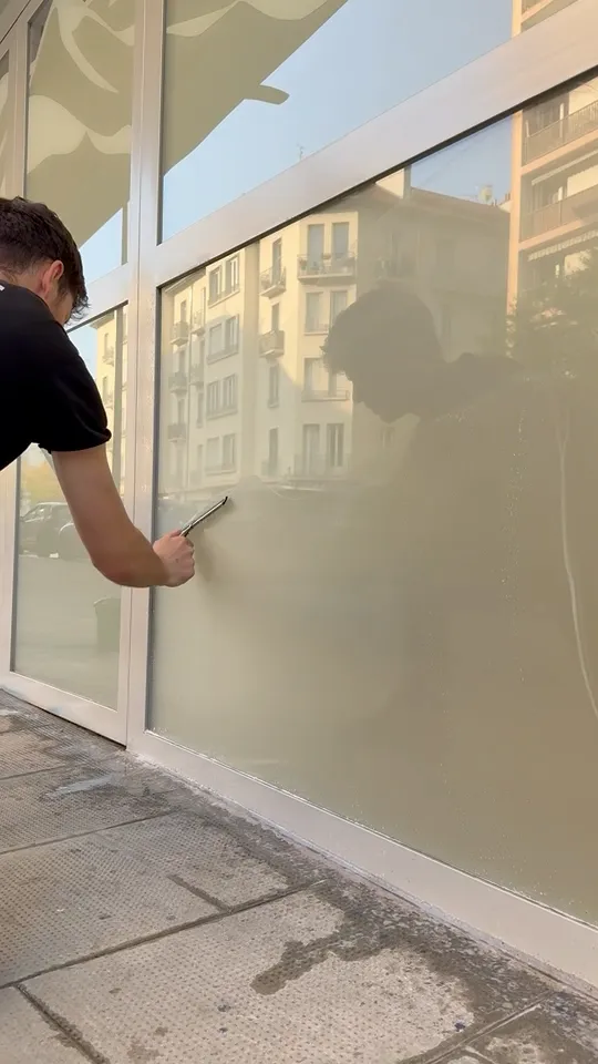 Passage de la raclette professionnelle sur une vitrine à Grenoble
